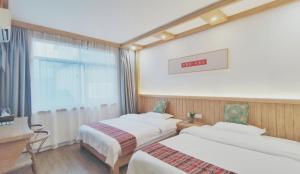 Ліжко або ліжка в номері Breeze & Alley Inn Tianmen mountαin Branch---Journey Planning & Ticket Bookìng Services