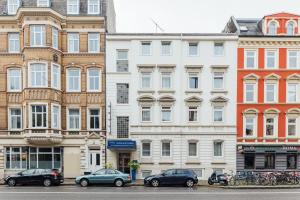 um grupo de edifícios com carros estacionados na frente deles em Hotel Commerz Hamburg em Hamburgo