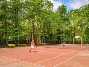 Tênis e/ou squash em Novotel Orléans Chemins De Sologne Demeures De Campagne ou nos arredores