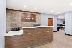 Certificate, award, sign, o iba pang document na naka-display sa AmericInn by Wyndham New Braunfels