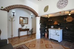 A kitchen or kitchenette at A Janela das Palmeiras