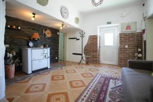 A kitchen or kitchenette at A Janela das Palmeiras