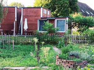 ein Haus mit Garten davor in der Unterkunft Gästehaus Maria Rast in Suderburg