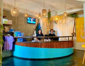 zwei Frauen in einer Bar in einem Restaurant in der Unterkunft Happiness Hostel El Nido in El Nido