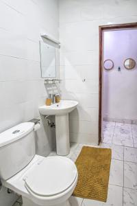 e bagno con servizi igienici, lavandino e doccia. di North Manor Nakuru a Nakuru