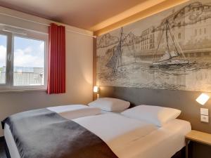 Tempat tidur dalam kamar di B&B Hotel Oldenburg