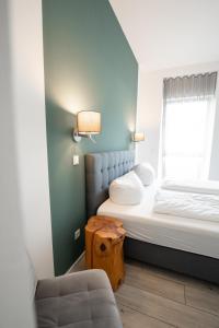 een kleine slaapkamer met een bed en een raam bij Prime Park Deluxe Apartment Aschaffenburg in Aschaffenburg