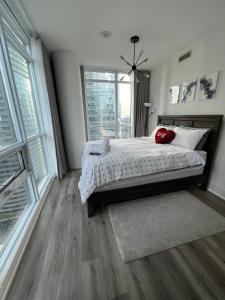 Una cama o camas en una habitación de Prestigious 2-Bdrm Condo - across from Scotiabank Arena