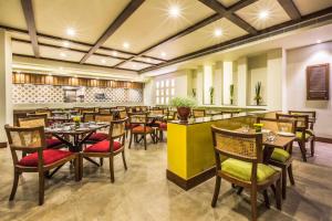 Rhythm Lonavala - An All Suite Resort tesisinde bir restoran veya yemek mekanı