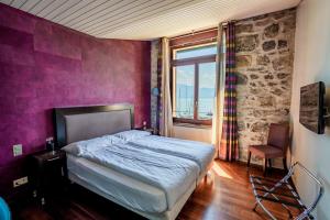 1 dormitorio con cama y ventana en Rivage Hotel Restaurant Lutry, en Lausana