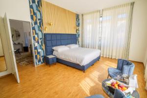 1 dormitorio con 1 cama y sala de estar en Rivage Hotel Restaurant Lutry, en Lausana