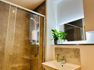 A bathroom at Barnet House Serviced Apartments