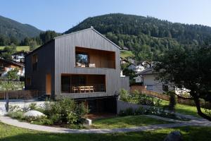 ピーゼンドルフにあるSpa - Haus Jolandaの山を背景にした丘の上の家