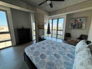 מיטה או מיטות בחדר ב-Spacious Loft-sea View By Stay Here Pr