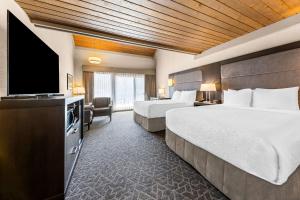 Ліжко або ліжка в номері Best Western Plus Siding 29 Lodge