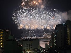 熱海市にあるゲストハウスあさひの都市上空の花火