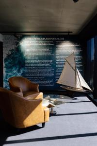 una exhibición de un barco y una silla en una habitación en 291 on King, en Newcastle