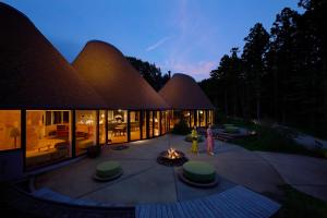 twee mensen staan voor een gebouw met een brand bij RISONARE Nasu in Nasu