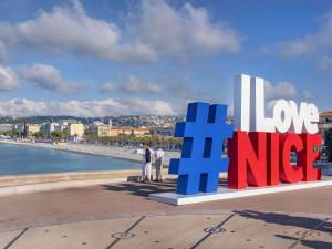 um sinal com as palavras amor e agradável em uma praia em ibis Nice Centre Notre Dame em Nice