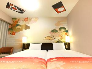 Voodi või voodid majutusasutuse Smile Hotel Premium Kanazawa Higashiguchiekimae toas