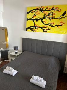 - une chambre avec un lit et 2 serviettes dans l'établissement Brother´s House, à Faro