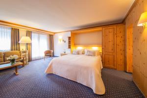 Posteľ alebo postele v izbe v ubytovaní Hotel Europa Suites St Moritz