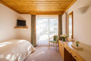 Televízia a/alebo spoločenská miestnosť v ubytovaní Hotel Europa Suites St Moritz