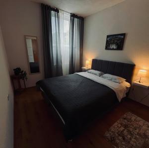 een slaapkamer met een groot bed en een raam bij Travnik Nostalgia Apartment in Travnik