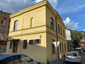 een geel gebouw met een bord aan de zijkant bij Travnik Nostalgia Apartment in Travnik