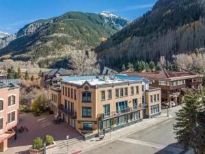 een luchtzicht op een gebouw in de bergen bij Most Luxurious1Br in town And steps to the Gondola in Telluride