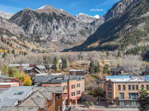 een overzicht van een stad met bergen op de achtergrond bij Most Luxurious1Br in town And steps to the Gondola in Telluride