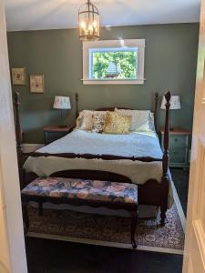 um quarto com uma cama e uma janela em Rose & Thistle B&B Lunenburg em Lunenburg