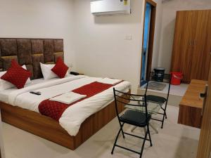 Hotel Saarthi में एक कमरे में एक या कई बेड