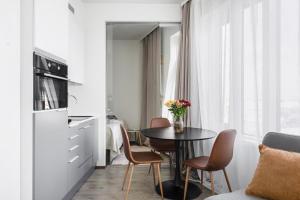 タンペレにあるCome in! "Topaasi" Stunning studio for three in 13th floor above the Tampere!のリビングルーム(テーブル、椅子付)