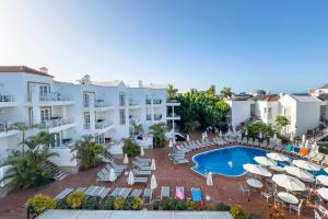 una vista aérea de un complejo con piscina y sillas en Apartamentos Parque del Sol, en Adeje