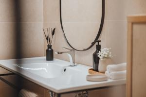 La salle de bains est pourvue d'un lavabo et d'un miroir. dans l'établissement Goldhorn Chalet, à Kranjska Gora