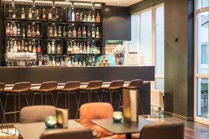 El lounge o bar de Motel One Hamburg-Altona