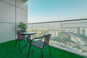 Damac Hills Carson studio on Golf Course में एक बालकनी या छत