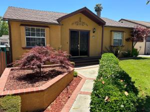 ein Haus mit einem Baum im Vorgarten in der Unterkunft Fairview in Los Angeles