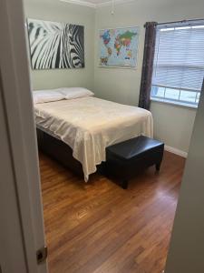 ein Schlafzimmer mit einem Bett und einem Zebra-Gemälde an der Wand in der Unterkunft Fairview in Los Angeles