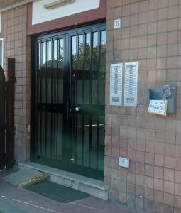 an entrance to a building with a green door at Casa Melo in Ciampino