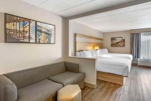 una camera d'albergo con letto e divano di Best Western Plus Heritage Rail Inn & Suites a York