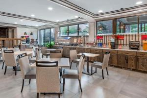 un ristorante con tavoli e sedie e un bar di Best Western Plus Heritage Rail Inn & Suites a York