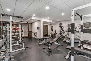 una palestra con tapis roulant e macchine in una stanza di Best Western Plus Heritage Rail Inn & Suites a York