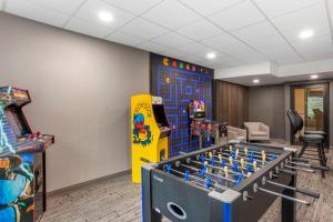 una sala giochi con flipper e sala giochi di Best Western Plus Heritage Rail Inn & Suites a York