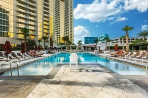 uma piscina com espreguiçadeiras e um hotel em The Signature MGM Condos em Las Vegas