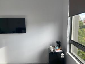 een kamer met een witte muur en een raam bij Bridgewater Apartments in Brisbane