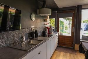 Cuina o zona de cuina de Bed & Breakfast 28 Appartement met Privé Tuin