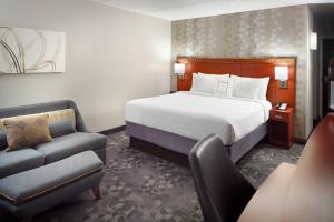 Courtyard by Marriott Atlanta Airport South/Sullivan Road tesisinde bir odada yatak veya yataklar