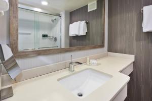 Bilik mandi di Courtyard by Marriott Secaucus Meadowlands